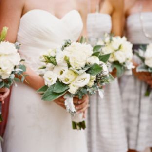 all-white-wedding-flowers-bouquets